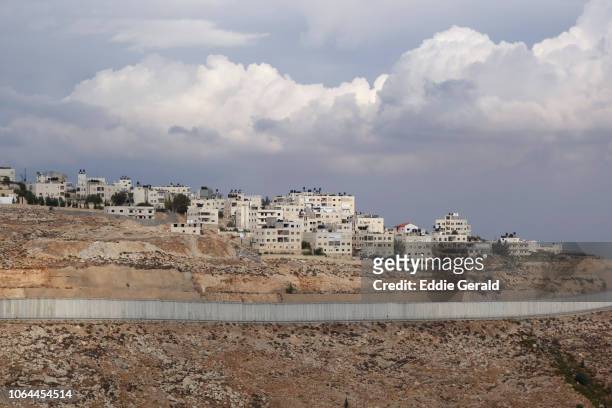 the west bank separation barrier - palestine stock-fotos und bilder