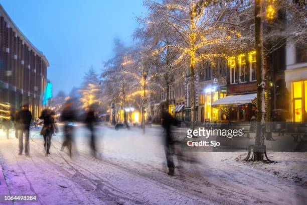 calle comercial en zwolle durante una noche de frío invierno - zwolle fotografías e imágenes de stock