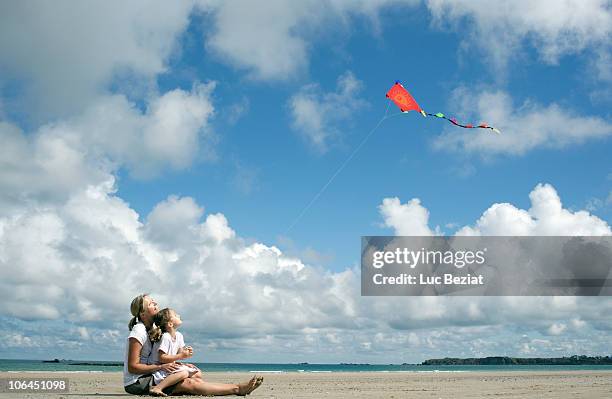 woman and daughter flying a kite - kite flying photos et images de collection