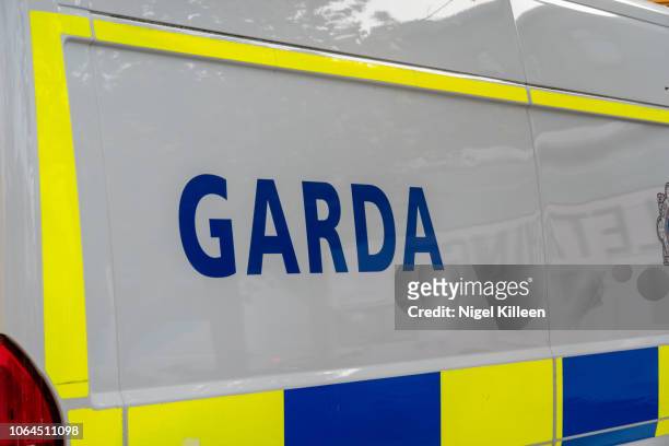 garda van, dublin, ireland - police van stock pictures, royalty-free photos & images