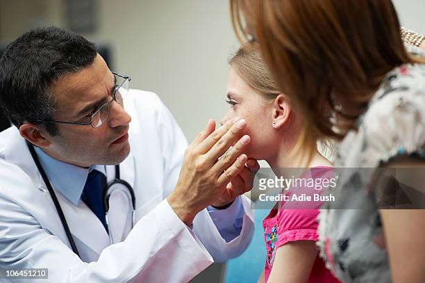 doctor examining young girl - head injury fotografías e imágenes de stock