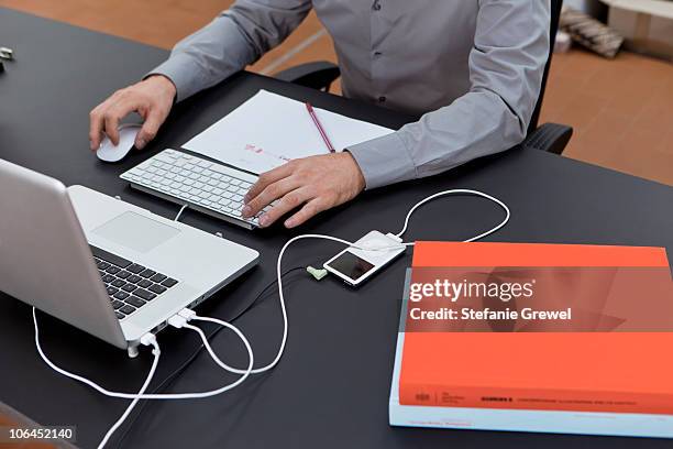 hands working with keyboard and mouse - mp3 gerät stock-fotos und bilder