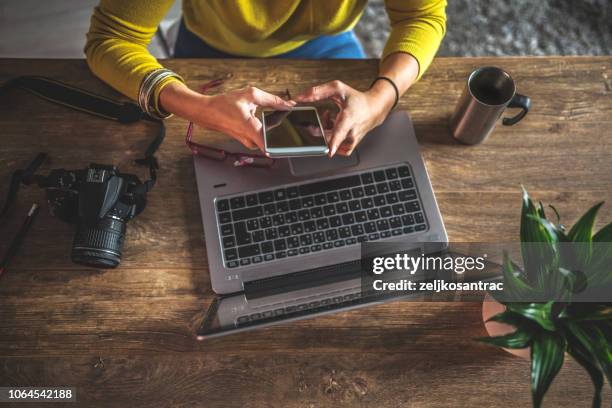 fotografen arbeiten in ihrem büro - editor stock-fotos und bilder