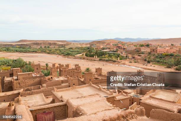 ait-ben-haddou village viewed from the fortress - north africa foto e immagini stock