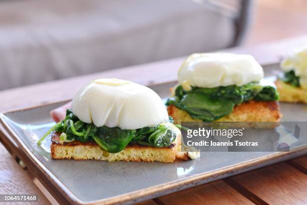poached eggs with spinach and rasted bread - gepocheerd stockfoto's en -beelden