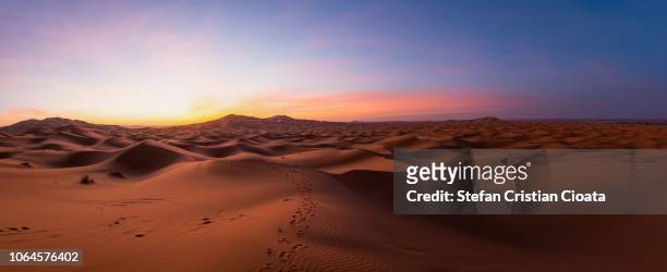 sahara desert at sunrise morocco - duna - fotografias e filmes do acervo