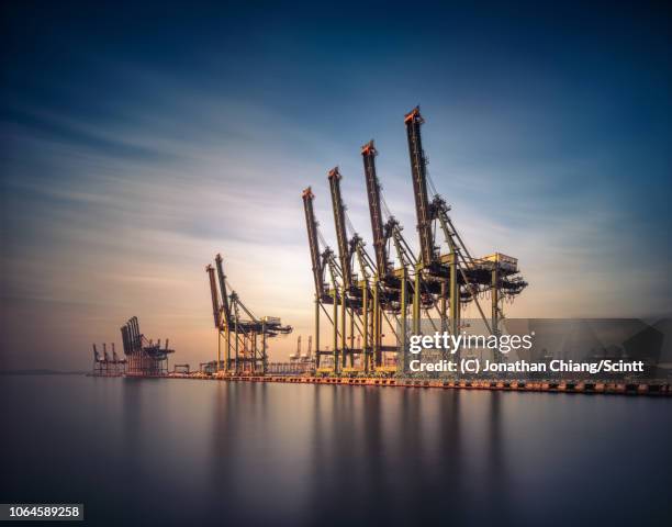 movement - construction cranes stockfoto's en -beelden