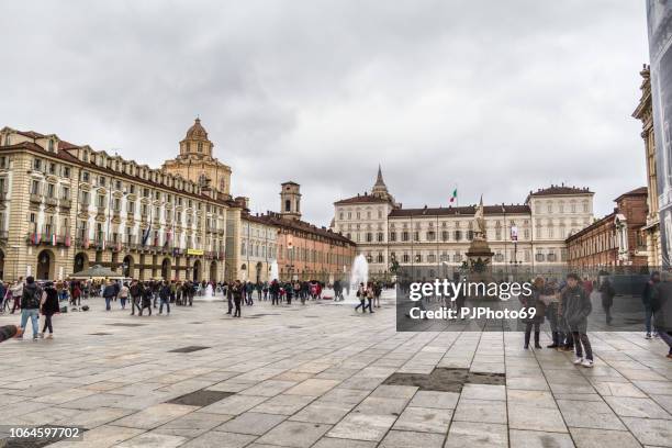 piazza castello - turín - turin fotografías e imágenes de stock