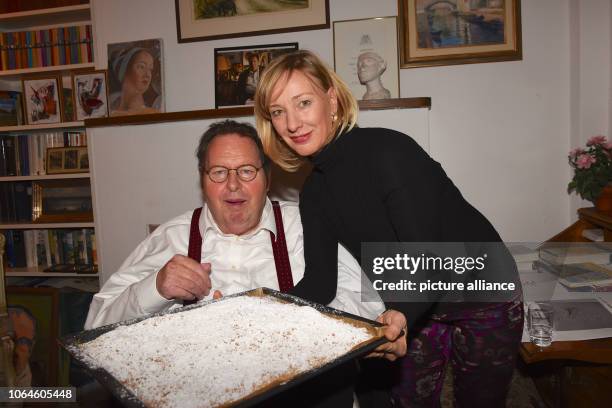 November 2018, Bavaria, Icking: The actor and cabaret artist Ottfried Fischer receives his favourite cake from the cult series "Bulle von Bad Tölz",...