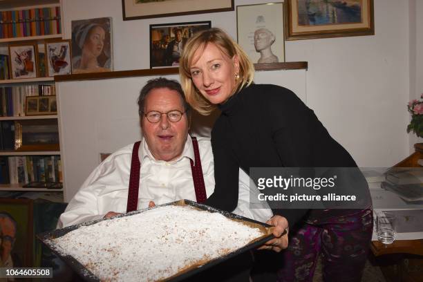 November 2018, Bavaria, Icking: The actor and cabaret artist Ottfried Fischer receives his favourite cake from the cult series "Bulle von Bad Tölz",...