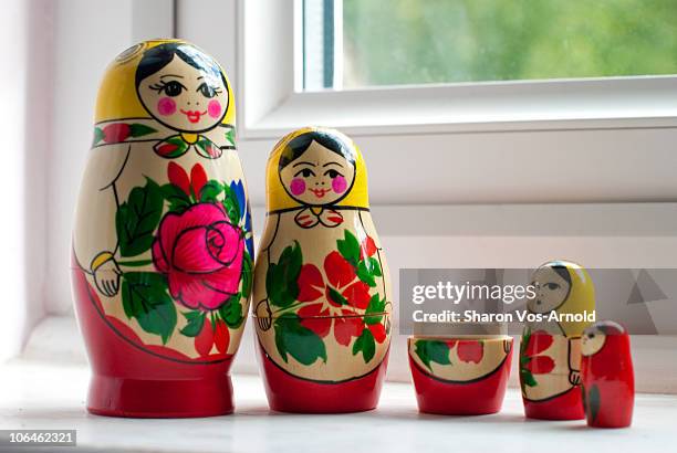 russian dolls - mamushka fotografías e imágenes de stock