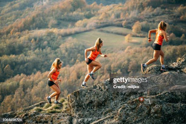 jeune femme en cours d’exécution sur la montagne - série séquentielle photos et images de collection