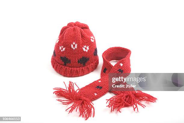 roten mütze und schal - schal freisteller stock-fotos und bilder
