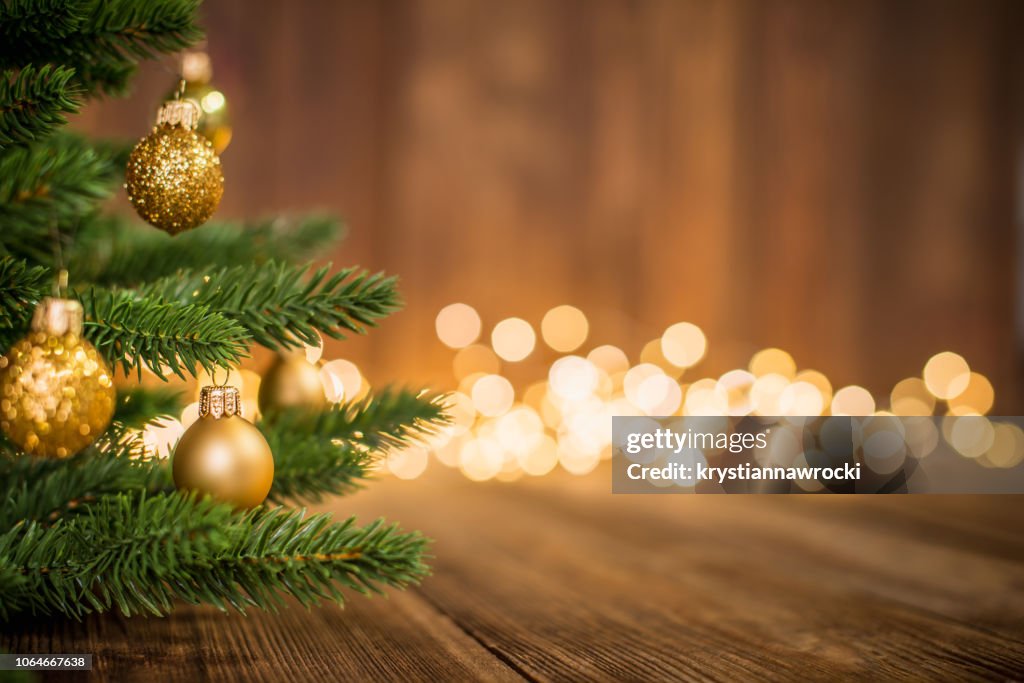 冷杉樹裝飾與聖誕球在質樸的木材和火花光背戈