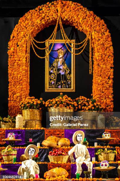 day of the dead in oaxaca - altare foto e immagini stock