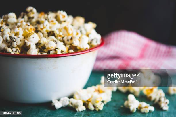 herstellung von gesunden popcorn zu hause - hefe stock-fotos und bilder
