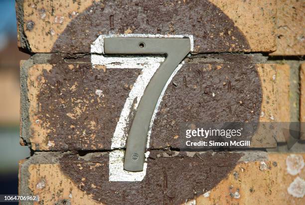 number 7 on a brick wall - number 7 stockfoto's en -beelden