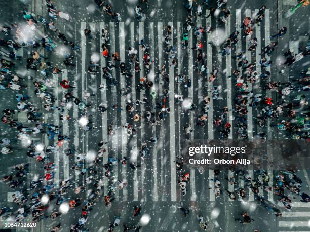 vista aerea di un incrocio con neve - attraversare il tempo foto e immagini stock