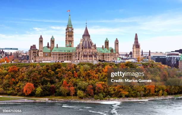 parliament hill in fall, ottawa, ontario, canada - ottawa ontario cityscape photos et images de collection