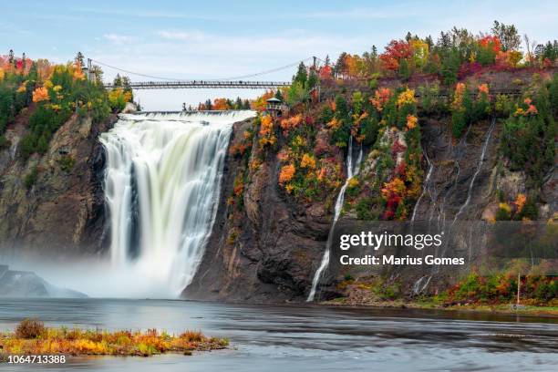 montmorency falls and bridge in autumn with colorful trees - québec 個照片及圖片檔