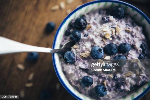 desayuno saludable, arándanos avena durante la noche - oats food fotografías e imágenes de stock