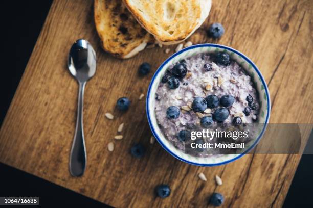 gesundes frühstück, blueberry übernachtung haferflocken - porridge stock-fotos und bilder