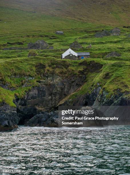 abandoned houses on the great blasket island. ireland. - great blasket island stock-fotos und bilder