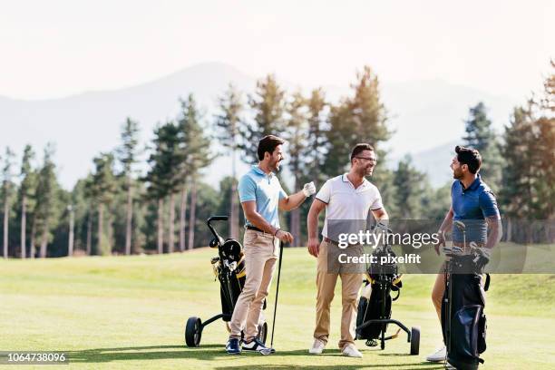 amigos del golfista - golf club fotografías e imágenes de stock