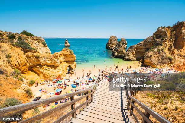 tourists in praia do camilo, algarve - portugal stockfoto's en -beelden