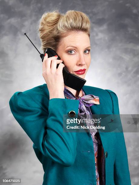 retro20 business woman on phone - 80's retro stockfoto's en -beelden