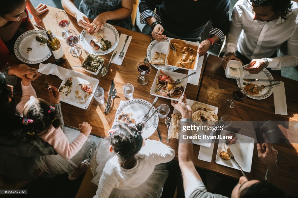 Indiase vrienden en familie delen traditionele maaltijd samen