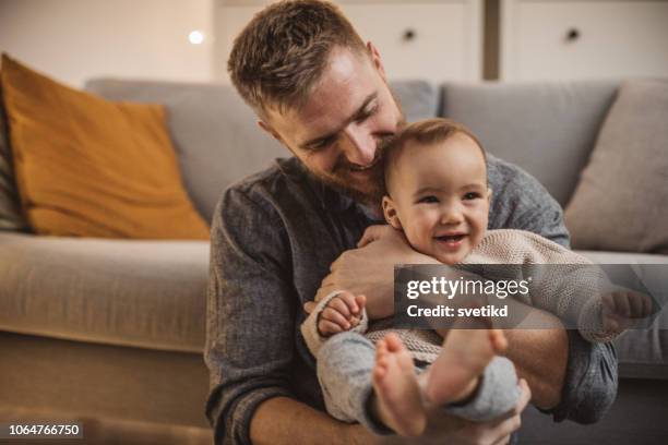 kerst thuis met babyjongen - papa noel stockfoto's en -beelden