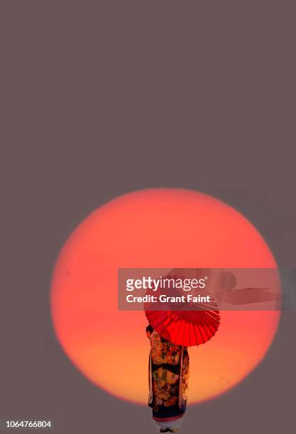 geisha standing in sun ball at sunrise - japanese art - fotografias e filmes do acervo
