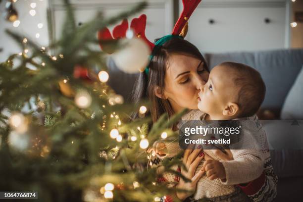 familie, die vorbereitungen für weihnachten - baby christmas stock-fotos und bilder