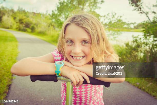 scooter meisje - wristwatch stockfoto's en -beelden