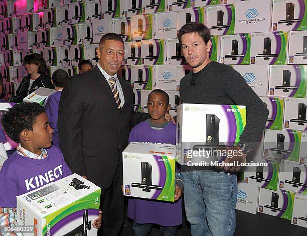 vrije tijd instructeur In detail 20 Kinect For Xbox 360 Launch In Times Square With Boys Girls Club Of  America And Special Guest Mark Wahlberg Photos and Premium High Res  Pictures - Getty Images