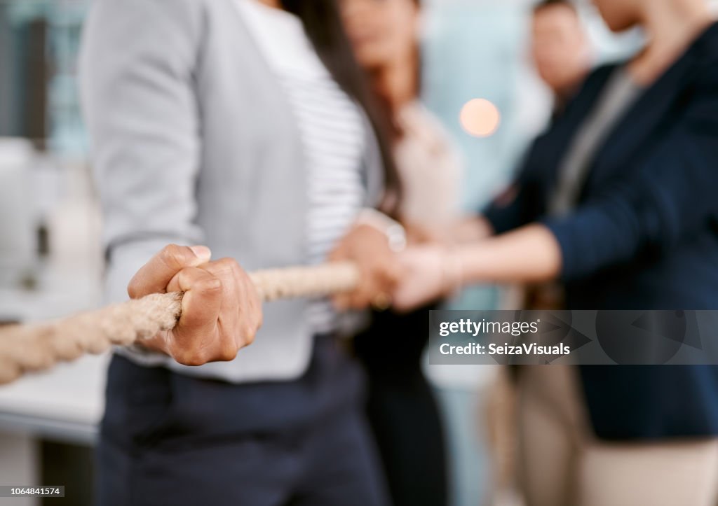 Überwinden von Hindernissen durch Teamarbeit