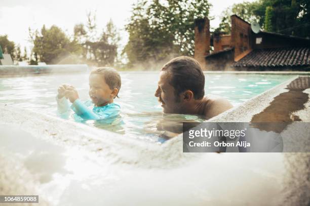 Vater und Sohn im Urlaub mit Spaß im Freibad