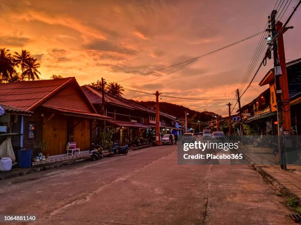 zonsondergang op de walking street, old town, ko lanta, thailand - ko lanta stockfoto's en -beelden