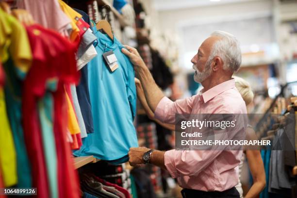 senior paar winkelen - sportswear shopping stockfoto's en -beelden