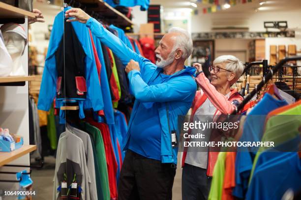älteres paar einkaufen - sportswear shopping stock-fotos und bilder