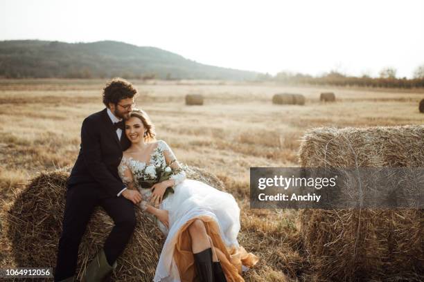 bride and groom - noivo papel em casamento imagens e fotografias de stock