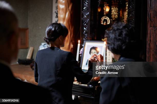 japanese funeral ceremony - mourning stock-fotos und bilder