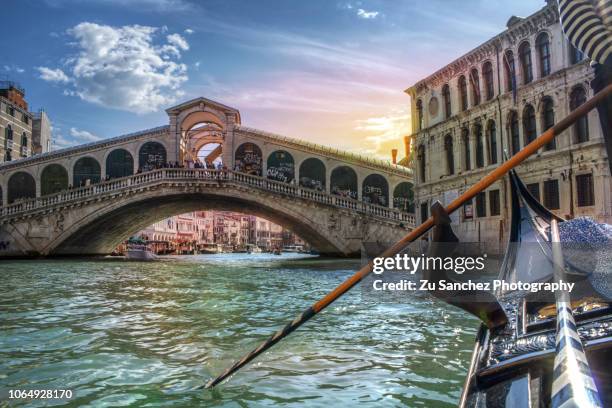 rialto bridge at sunset from gondola - リアルト橋 ストックフォトと画像