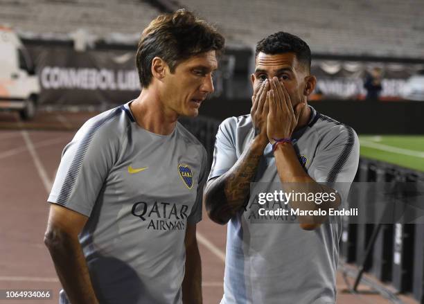 Guillermo Barros Schelotto coach of Bica Juniors talks to his player Carlos Tevez during the second leg final match of Copa CONMEBOL Libertadores...