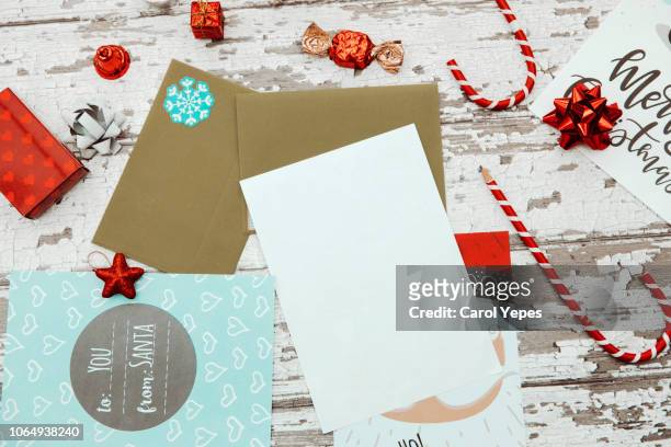 preparing christmas cards.flat lay - plano documento fotografías e imágenes de stock