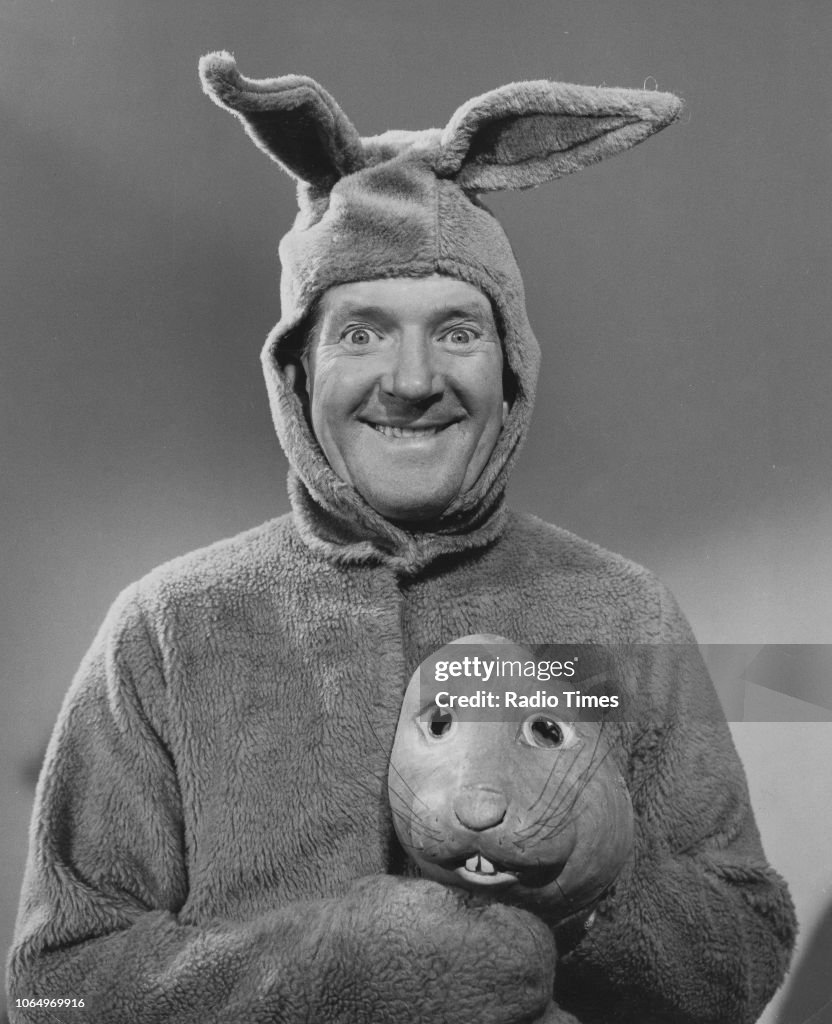 Ted Ray Roles Portrait of comedian Ted Ray wearing a rabbit costume, circa 1960. News ...