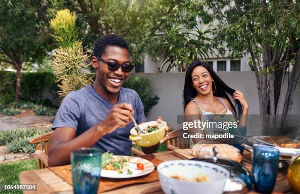 de weekends zijn allemaal over familie vangst ups - family backyard stockfoto's en -beelden