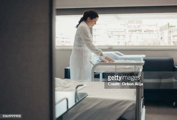 madre con il neonato in sala ospedale - lettino ospedale foto e immagini stock