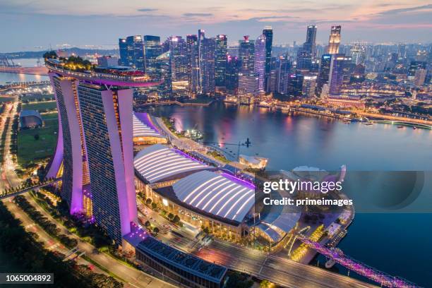 luchtfoto panoramic van de singapore skyline en de baai van marina, de jachthaven is het centrum van de economie in singapore, er zijn hier alle het gebouw in singapore centraal - marina bay sands skypark stockfoto's en -beelden